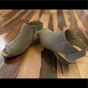 Diamond shaped imprinted shoe, small heel, with open toe.